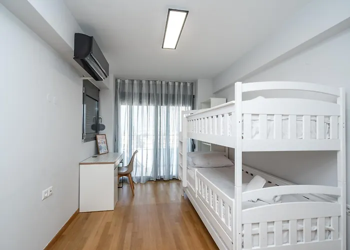Modern 2 Bedroom דירה *