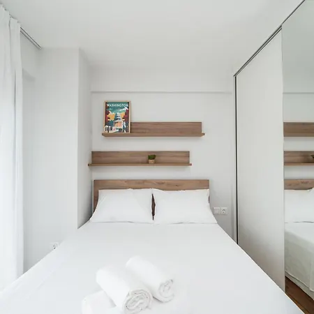 Modern 2 Bedroom *
