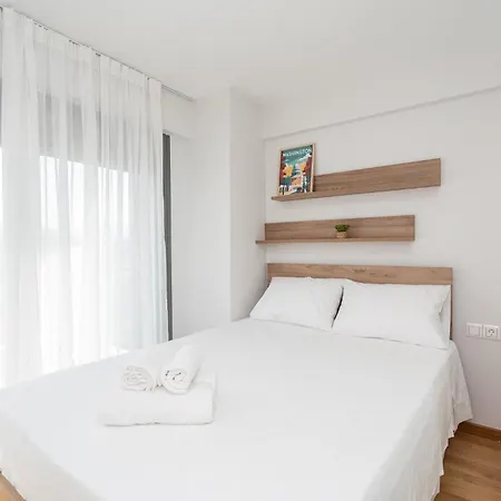 Modern 2 Bedroom דירה *