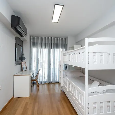 Modern 2 Bedroom דירה *